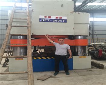 四柱(zhù)液壓機維修(xiu)改造