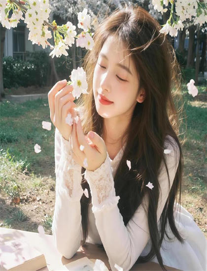 毕业后捡个睡美人当老婆主角分析教科书式的：角色塑造与成长轨迹